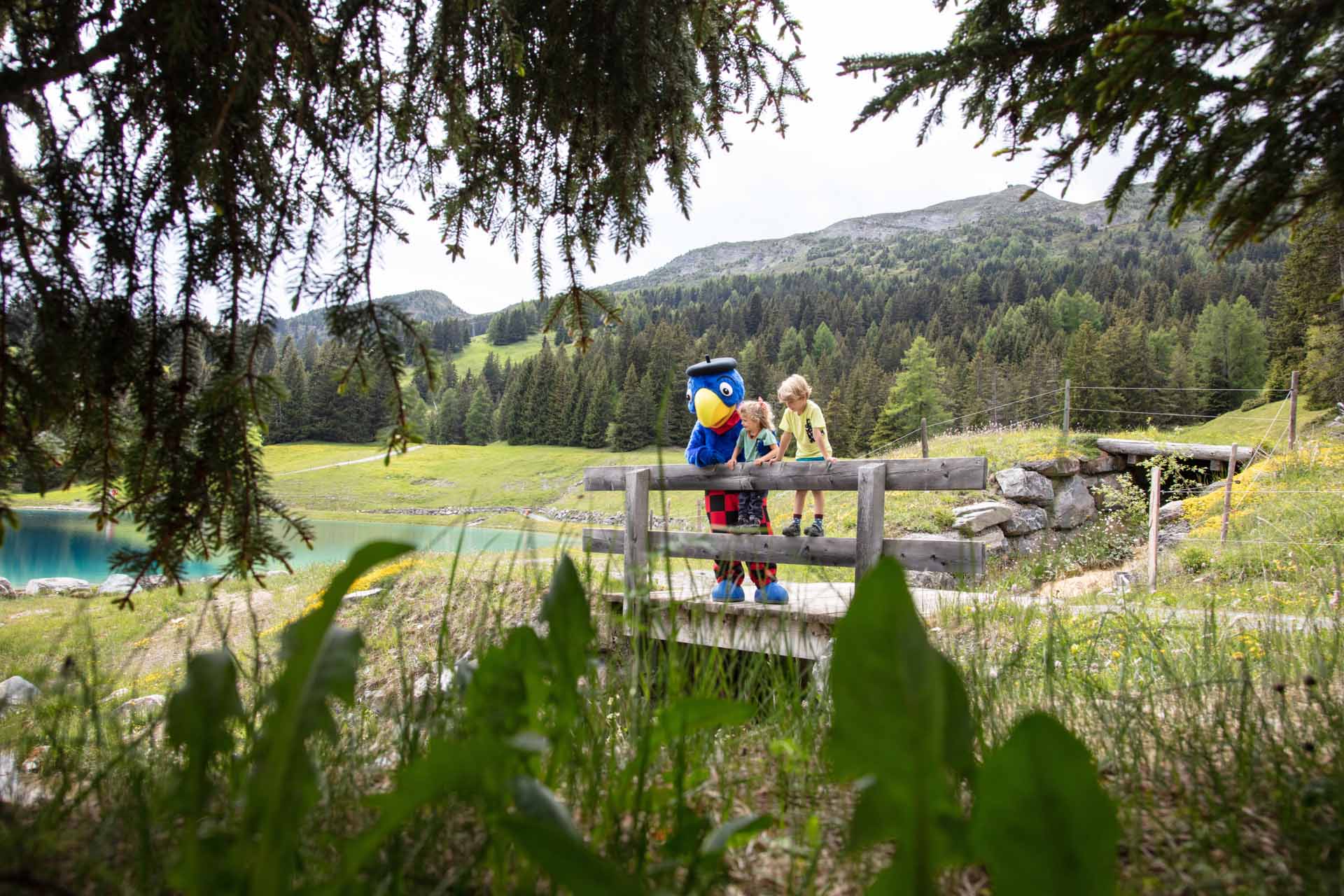 Zwei Kinder entdecken mit Globi die Natur in der Lenzerheide