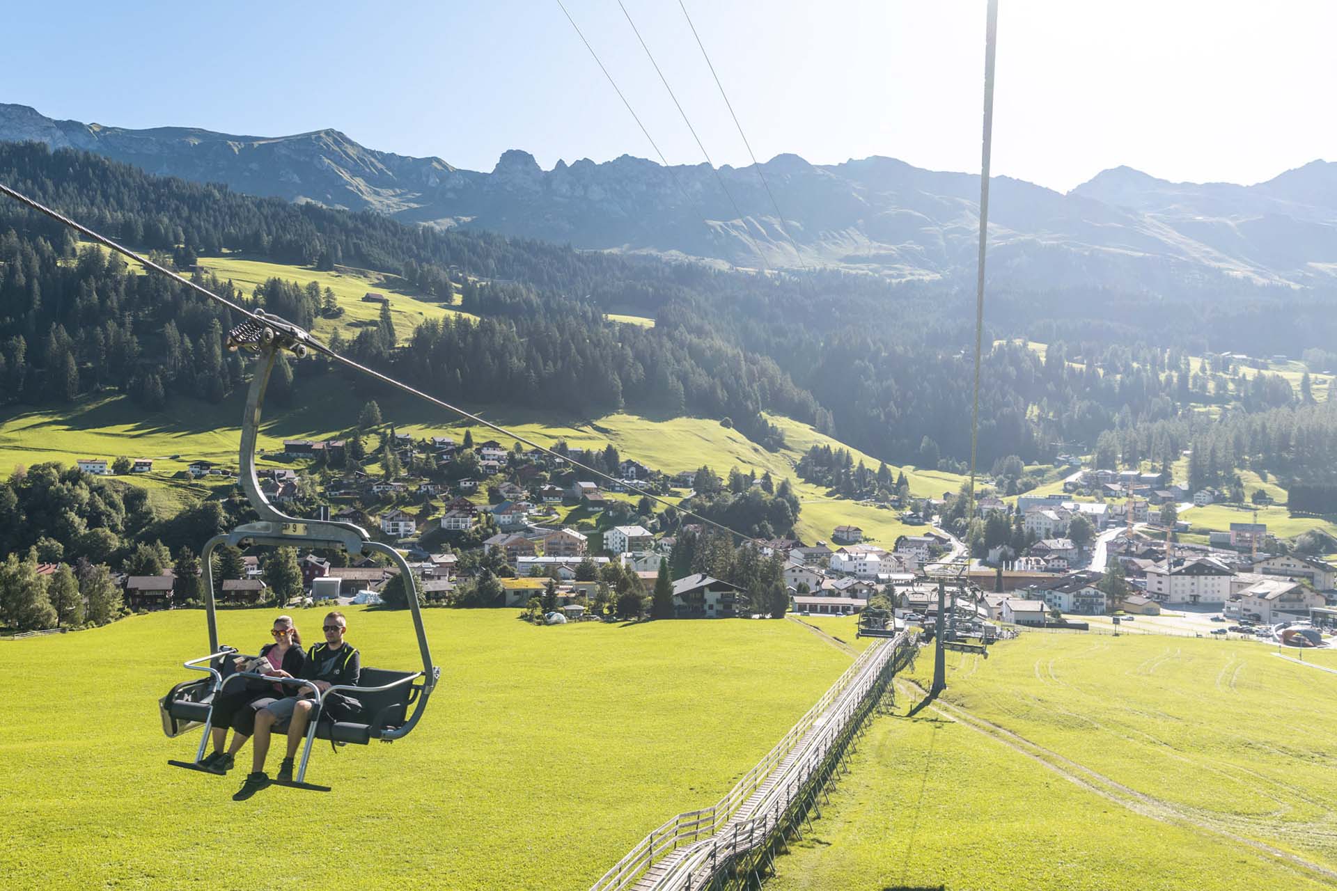 Zwei Personen auf dem Sessellift in Pradaschier in der Lenzerheide