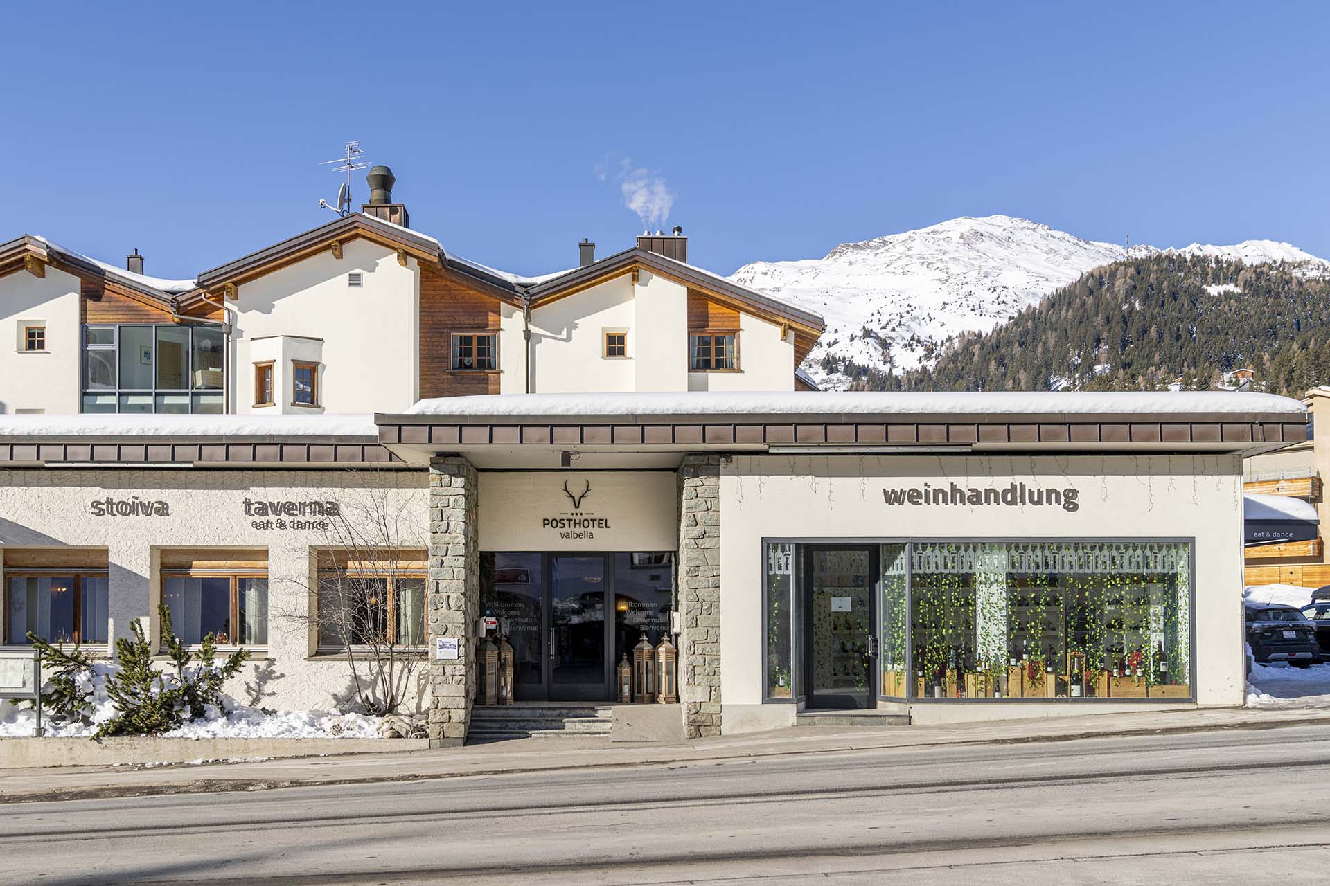 Außenansicht des Posthotels Valbella an einem sonnigen Wintertag