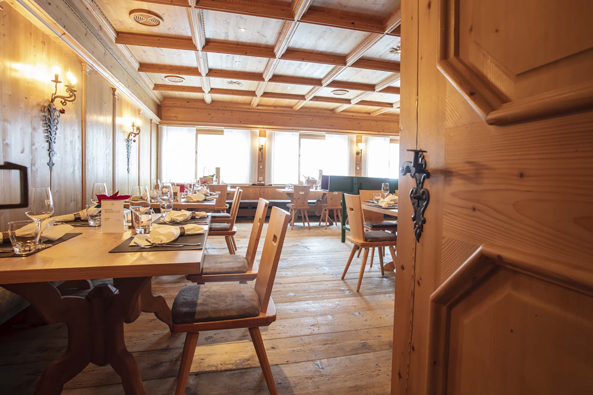 Gemütlicher Raum im Restaurant Stoiva des Posthotels Valbella, ideal für Events